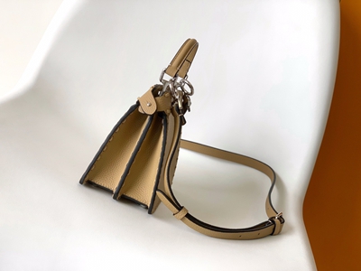 フェンディバッグ背面デザイン